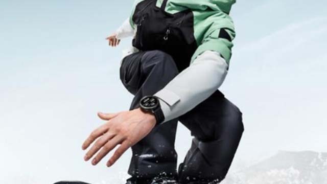 ένας άντρας που κάνει snowboard και φοράει στο αριστερό χέρι ένα μαύρο Xiaomi-Watch-S4